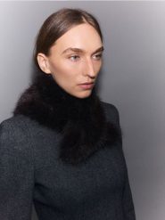 Szalik ze sztucznego futerka - ciemnobrązowy. Brązowe szaliki i kominy Reserved, bez wzorów. Za 79.99 zł.