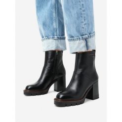 Botki G-Star. Czarne botki G-Star, bez wzorów, retro, bez obcasa, na słupku, bez zapięcia. Za 419.99 zł.