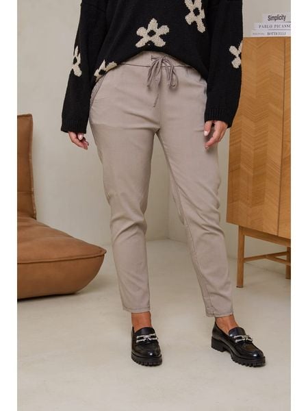 Curvy Lady Spodnie w kolorze beżowym rozmiar: 48/50. Brązowe spodnie materiałowe Curvy Lady, z aplikacjami, z bawełny, klasyczne, z standardowym stanem. Za 122.38 zł.