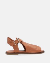 BRĄZOWE SANDAŁY Z KLAMRĄ 3542MCT02703 COC. Brązowe sandały Venezia, bez wzorów, ze skóry, bez obcasa, bez zapięcia. Za 279.00 zł.