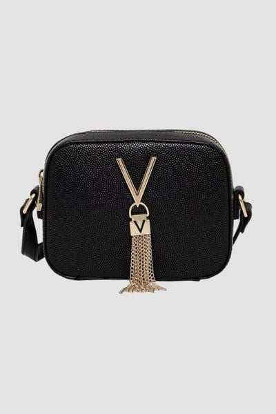 VALENTINO Czarna torebka ze złotymi okuciami Divina Camera Bag SS26. Czarne kopertówki Valentino by Mario Valentino, bez wzorów, eleganckie, bez dodatków. W wyprzedaży za 288.99 zł.