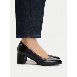 Czółenka U.S. Polo Assn. Czarne czółenka U.S. Polo Assn., bez wzorów, bez obcasa, bez zapięcia. Za 299.99 zł.