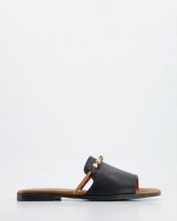 CZARNE KLAPKI P334116 BLACK. Czarne klapki Venezia, bez wzorów, ze skóry, bez obcasa, bez zapięcia. Za 179.00 zł.