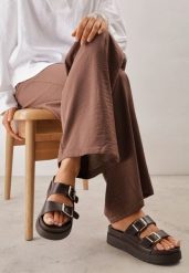 Ciemnobrązowe Klapki na Grubej Podeszwie z Dwoma Klamrami Xenienne. Brązowe klapki Born2be, bez wzorów, z jeansu, eleganckie, bez obcasa, na płaskiej podeszwie, bez zapięcia. Za 79.99 zł.