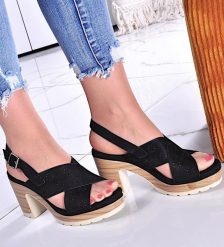 Damskie sandały na obcasie Czarne /E5-3 11445 W390/ 40. Czarne sandały NoName, bez wzorów, bez obcasa, na obcasie, bez zapięcia. Za 69.90 zł.