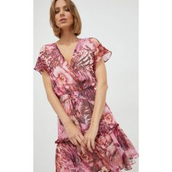 Guess sukienka kolor różowy mini rozkloszowana. Czerwone sukienki Guess, s, z aplikacjami, z tkaniny, bez kołnierzyka, bez ramiączek, mini, rozkloszowane. W wyprzedaży za 339.99 zł.