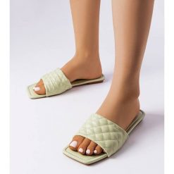 Zielone eleganckie klapki z pikowaniem Labrie. Zielone klapki bez wzorów, z materiału, casualowe, bez obcasa, na płaskiej podeszwie, bez zapięcia. Za 74.48 zł.