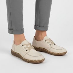 Półbuty damskie Rieker, cholewka ze skóry naturalnej gładka forma klasyczne sznurowanie miękka elastyczna podeszwa zapewniająca wygodę na co dzień, b. Brązowe półbuty wsuwane Rieker, bez wzorów, z materiału, biznesowe, bez obcasa, na płaskiej podeszwie. Za 349.00 zł.