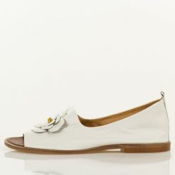 Białe skórzane Polskie sandały damskie z zakrytą piętą Deoni D487A. Białe sandały Deoni, z aplikacjami, z jeansu, casualowe, bez obcasa, na płaskiej podeszwie, bez zapięcia. Za 449.00 zł.