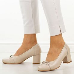 Beżowe skórzane czółenka damskie Cambell 19450. Brązowe czółenka Cambell, na jesień, bez wzorów, ze skóry, eleganckie, z okrągłym noskiem, bez obcasa, na słupku, bez zapięcia. Za 219.00 zł.