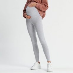 Legginsy bawełniane MAMA - Jasny szary. Szare legginsy Sinsay, bez wzorów, z bawełny. Za 49.99 zł.