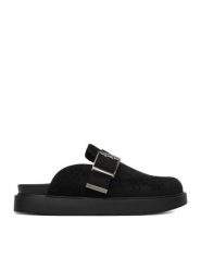 Guess Jeans Klapki EO-HY2T709-3 Czarny. Czarne klapki Guess Jeans, z aplikacjami, z jeansu, bez obcasa, bez zapięcia. Za 279.99 zł.