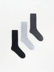 Długie skarpety 3 pack - szary. Szare skarpetki Reserved, bez wzorów. Za 49.99 zł.