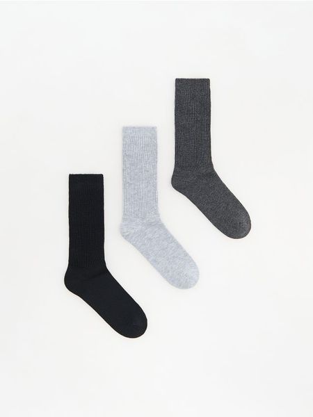 Długie skarpety 3 pack - szary. Szare skarpetki Reserved, bez wzorów. Za 49.99 zł.