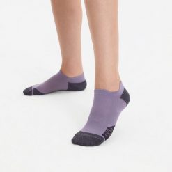 Skarpetki do biegania Kiprun Run 900 niskie cienkie. Fioletowe skarpetki KIPRUN, bez wzorów, z materiału. Za 34.99 zł.