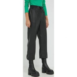 Only spodnie damskie kolor czarny proste high waist. Czarne spodnie materiałowe ONLY, bez wzorów, z materiału, z podwyższonym stanem. W wyprzedaży za 104.99 zł.
