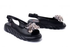 ARTIKER RELAKS 54C1628 czarny, sandały damskie. Czarne sandały Artiker Relaks, bez wzorów, z gumy, bez obcasa, na koturnie, bez zapięcia. Za 249.90 zł.