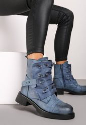 Niebieskie Botki w Streetwearowym Stylu Ozdobione Nitami i Naszywką Lirelina. Niebieskie botki Renee, z aplikacjami, z jeansu, rockowe, bez obcasa, na obcasie, bez zapięcia. W wyprzedaży za 97.99 zł.