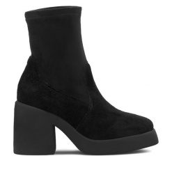 Botki Lasocki. Czarne botki Lasocki, bez wzorów, bez obcasa, na słupku, bez zapięcia. Za 134.99 zł.