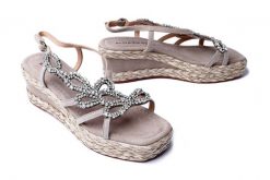 ALMA EN PENA V241010 suede taupe, sandały damskie. Szare sandały Alma En Pena, bez wzorów, bez obcasa, na koturnie, bez zapięcia. Za 579.90 zł.