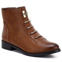 Botki damskie na płaskim obcasie camel M.Daszyński SA62-126. Brązowe botki M.Daszyński, bez wzorów, ze skóry ekologicznej, eleganckie, bez obcasa, na płaskiej podeszwie, bez zapięcia. Za 159.99 zł.