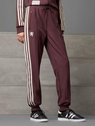 Adidas Spodnie dresowe "Olympique Lyonnais Terrace Icons" w kolorze czerwonym rozmiar: XL. Czerwone spodnie dresowe adidas, bez wzorów, z dresówki. Za 145.26 zł.