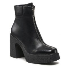 Botki JENNY. Czarne botki Jenny, bez wzorów, bez obcasa, na słupku, bez zapięcia. Za 160.99 zł.