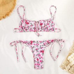 Bikini plażowe z regulowanym wiązaniem Kellie. Czerwone bikini Intica, bez wzorów, z materiału, wakacyjne. Za 149.00 zł.