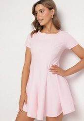 Różowa Rozkloszowana Sukienka z Krótkim Rękawem i Ozdobnymi Przeszyciami Meporea. Czerwone sukienki Born2be, na co dzień, l, bez wzorów, eleganckie, bez kołnierzyka, bez ramiączek, mini, rozkloszowane. W wyprzedaży za 72.24 zł.