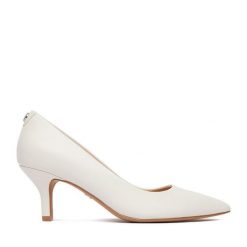 Czółenka Nine West. Białe czółenka Nine West, bez wzorów, bez obcasa, bez zapięcia. Za 229.99 zł.