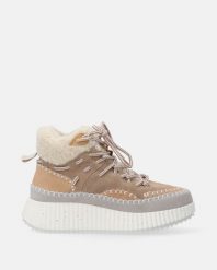 BEŻOWE BOTKI Z ZAMSZU S001SUBEOBB030. Brązowe botki Venezia, bez wzorów, ze skóry, bez obcasa, bez zapięcia. Za 389.00 zł.