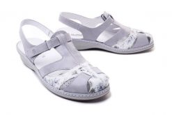 SUAVE 720139-91 ivory, sandały damskie. Szare sandały Suave, bez wzorów, ze skóry, bez obcasa, na koturnie, bez zapięcia. Za 379.90 zł.