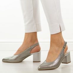 Srebrne ażurowe czółenka damskie M.Daszyński 2263A-7. Szare czółenka M.Daszyński, na lato, w ażurowe wzory, ze skóry, casualowe, bez obcasa, na słupku, bez zapięcia. Za 169.00 zł.