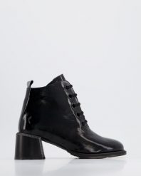 LAKIEROWANE BOTKI 0010966R BLACK. Czarne botki Venezia, bez wzorów, z lakierowanej skóry, bez obcasa, bez zapięcia. Za 289.00 zł.