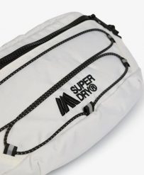 Superdry Outdoor Bumbag — lekka, wytrzymała nerka – Brilliant White. Białe nerki i saszetki Superdry, bez wzorów, z nylonu, bez dodatków. Za 129.40 zł.