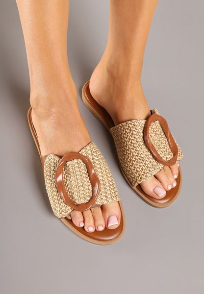 Brązowe Klapki Vices Ozdobione Geometryczną Aplikacją Arririanne. Brązowe klapki Renee, z aplikacjami, bez obcasa, na płaskiej podeszwie, bez zapięcia. Za 54.99 zł.