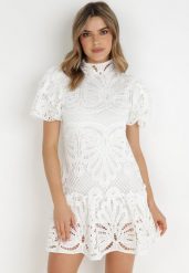 Biała Sukienka Cilleis. Białe sukienki Born2be, m, z aplikacjami, z koronki, eleganckie, bez kołnierzyka, bez ramiączek, mini. W wyprzedaży za 195.49 zł.