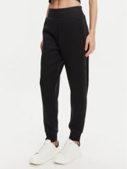 Guess Spodnie dresowe W5YB11 KBYE2 Czarny Regular Fit. Czarne spodnie dresowe Guess, z aplikacjami, z dresówki. Za 279.99 zł.