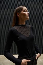 Dopasowana bluzka czarna. Czarne bluzki MOODO, l, bez wzorów, z elastanu, bez kołnierzyka, bez ramiączek. Za 89.99 zł.