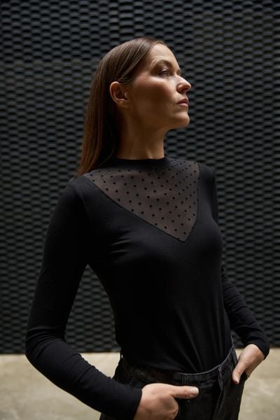 Dopasowana bluzka czarna. Czarne bluzki MOODO, l, bez wzorów, z elastanu, bez kołnierzyka, bez ramiączek. Za 89.99 zł.