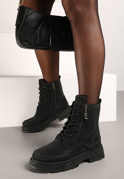 Czarne Botki Workery z Cholewką Ozdobioną Cyrkoniami Enamara. Czarne botki Renee, bez wzorów, z jeansu, eleganckie, z okrągłym noskiem, bez obcasa, na obcasie, bez zapięcia. Za 99.99 zł.