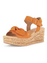 Gabor Skórzane sandały w kolorze pomarańczowym rozmiar: 38. Pomarańczowe sandały Gabor, bez wzorów, z otwartym noskiem, bez obcasa, na koturnie, bez zapięcia. Za 196.70 zł.