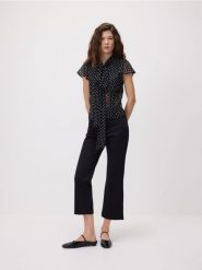 Bluzka z ozdobnym wiązaniem - czarny. Czarne bluzki Reserved, l, bez wzorów, z tkaniny, bez kołnierzyka, bez ramiączek. Za 109.99 zł.