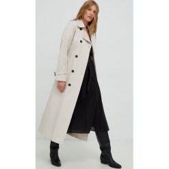 Answear Lab trencz damski kolor beżowy przejściowy dwurzędowy. Brązowe płaszcze Answear Lab, l, bez wzorów, z materiału, klasyczne, bez kaptura. Za 499.99 zł.