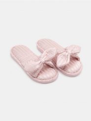 Otwarte kapcie z kokardą - różowy. Czerwone kapcie Sinsay, bez wzorów. Za 25.99 zł.