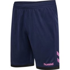 Szorty Hummel Blaze Club 26 Poly. Czerwone szorty sportowe Hummel, bez wzorów, z poliesteru, na fitness i siłownię. Za 122.50 zł.