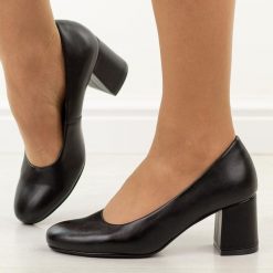 Czarne czółenka damskie na słupku Potocki 12761. Czarne czółenka POTOCKI, na jesień, bez wzorów, ze skóry, biznesowe, z okrągłym noskiem, bez obcasa, na obcasie, bez zapięcia. Za 189.00 zł.