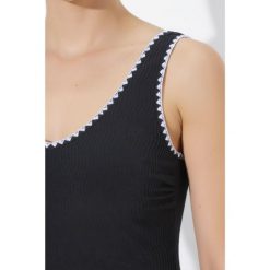 Damskie Strój kąpielowy struktura bez miękkich miseczek dekolt w serek. Czarne stroje jednoczęściowe Ulla Popken, bez wzorów, z elastanu, sportowe. Za 239.99 zł.