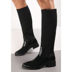 Czarne Kalosze z Elastyczną Cholewką Nesoreia. Czarne kalosze Renee, bez wzorów, z gumy, z okrągłym noskiem, bez zapięcia. W wyprzedaży za 149.99 zł.
