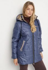 Niebieska Pikowana Kurtka o Prostym Kroju z Kapturem Nileria. Niebieskie kurtki Born2be, plus size, bez wzorów, z dzianiny, biznesowe, z kapturem. Za 189.99 zł.